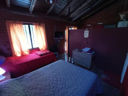 um quarto com 2 camas e uma janela em Titernig del Monte em Capilla del Monte