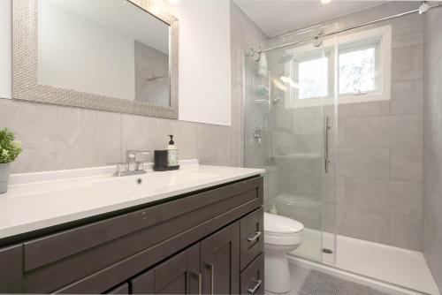 W łazience znajduje się umywalka, toaleta i prysznic. w obiekcie Contemporary renovated house in southshore MTL w mieście Brossard
