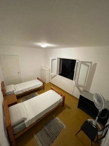 mały pokój z 2 łóżkami i oknem w obiekcie Silvia w mieście Mendoza