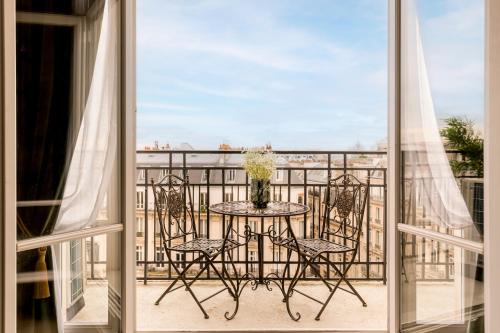 Parveke tai terassi majoituspaikassa Luxury 7 bedrooms & 5 Bathrooms Monument View Terrace -Champs Elysées