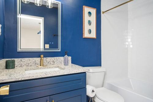 Baño azul con lavabo y aseo en Luxurious Extended Stay Dream~3 Kings~Desks~TV's, en Snellville
