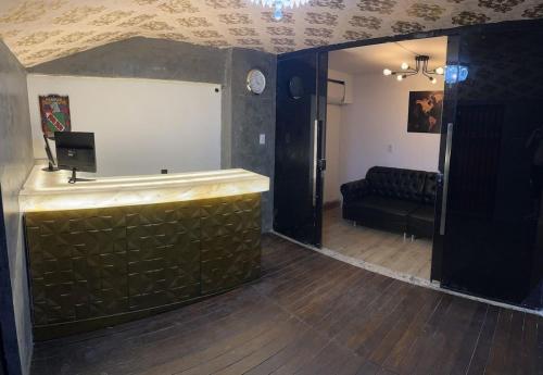 Cette chambre comprend un bar avec un canapé et un miroir. dans l'établissement Cabana Alvorada Hostel, à Balneário Camboriú