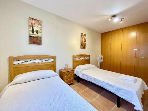 Zimmer mit 2 Betten in einem Zimmer in der Unterkunft Apartamento con vistas al mar piscina padel in Barrio-Mar