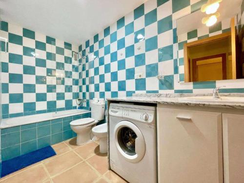 ein Badezimmer mit einem WC und einer Waschmaschine in der Unterkunft Apartamento con vistas al mar piscina padel in Barrio-Mar