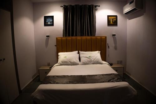 Кровать или кровати в номере Klulead Garden and Suites