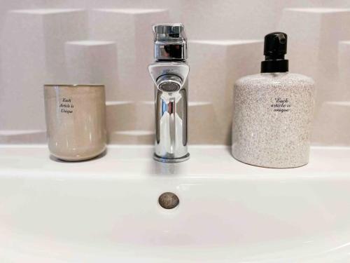 Glamorous 1BR condo w/free parking