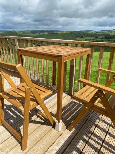 Un balcón o terraza en Hafan y Mynydd - Mobility adapted double shepherd hut