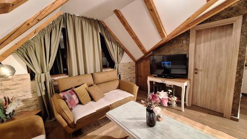 uma sala de estar com um sofá e uma televisão em Apartments Peranovic 2 em Kotor