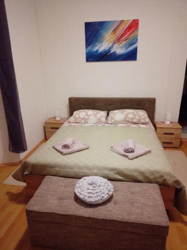 ein Schlafzimmer mit einem Bett mit zwei Hüten darauf in der Unterkunft Studio Apartman Ivanka in Orebić