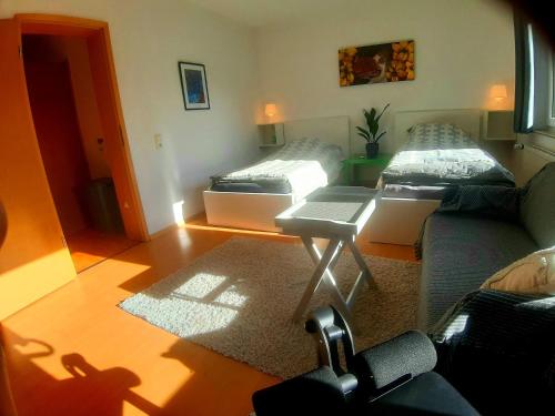A bed or beds in a room at 1 DZ, Zimmer mit 2 Einzelbetten, Bad, Küche, Garten, Terrasse