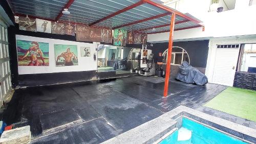 una habitación con piscina en una casa en Dpto 1er Nivel Punta hermosa 3hab, wifi, tv, parrilla, en Punta Hermosa