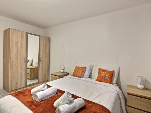 Un dormitorio con una cama grande con toallas. en Champs Harmony *Paris*Disney*, en Champs-Sur-Marne