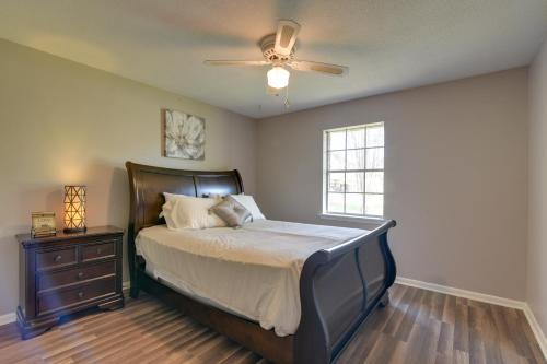 Postel nebo postele na pokoji v ubytování Beaumont Rental Home about 2 Mi to Gulf Terrace Park!