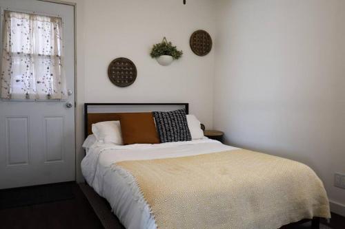 Ένα ή περισσότερα κρεβάτια σε δωμάτιο στο Modern Home In Heart Of Downtown Klamath Falls