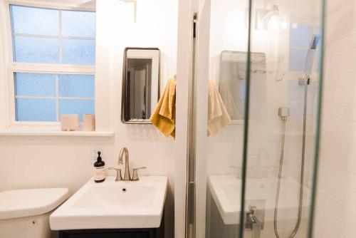 Ένα μπάνιο στο Modern Home In Heart Of Downtown Klamath Falls