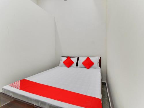 سرير أو أسرّة في غرفة في OYO Star Light Hotel