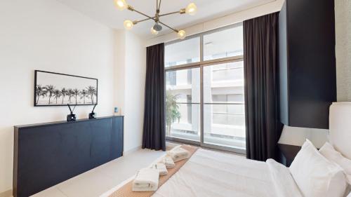 sypialnia z łóżkiem i dużym oknem w obiekcie Primestay - Prime Views 1BR, Meydan w Dubaju