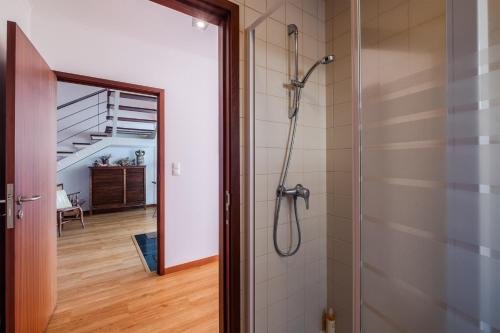 ポンタ・デルガダにあるCasa Do Limoeiroのバスルーム(ガラスドア付きのシャワー付)