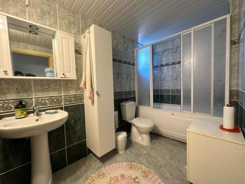 ein Bad mit einem Waschbecken und einem WC in der Unterkunft Daire Plaja Sadece 700 M Uzaklıkta in Antalya