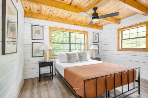 a bedroom with a bed and a ceiling fan at Foxview by AvantStayCabin 20min from Pigeon Forge in Gatlinburg