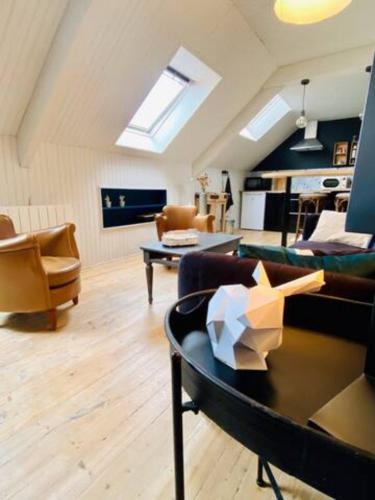un salon avec un canapé et une table dans l'établissement Appartement - Boutique, à Paimpol