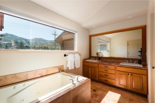Koupelna v ubytování Picasso by AvantStay Artists Mountain Escape w Hot Tub Views