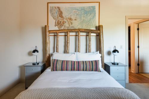 Postel nebo postele na pokoji v ubytování Picasso by AvantStay Artists Mountain Escape w Hot Tub Views