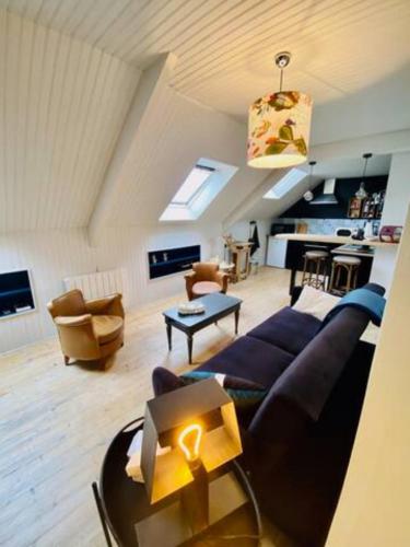 パンポルにあるAppartement - Boutiqueのソファとテーブルのあるリビングルーム