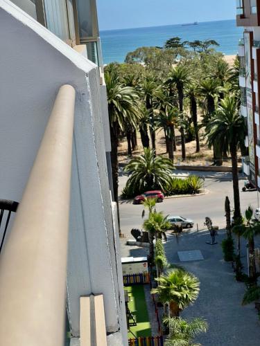 vistas a un edificio con palmeras y al océano en Appartement CosyRelax au Cœur du Parc - Vue sur mer - Mohammedia, en Mohammedia