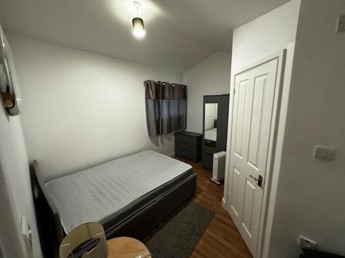 - une petite chambre avec un lit et une porte dans l'établissement 10B sunset park homes, à Brackley