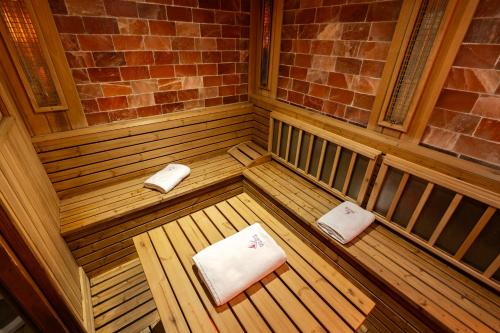 an overhead view of a wooden sauna with two towels at Hotel Dorna in Vatra Dornei