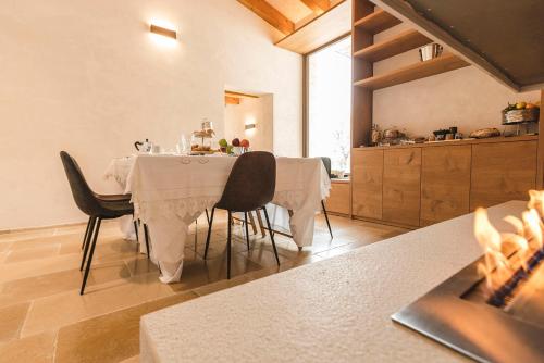 uma sala de jantar com uma mesa e cadeiras numa cozinha em Borgo Vinceri em Lucera