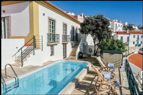 una piscina frente a una casa en Casa Condessa - Create memories, en Azenhas do Mar
