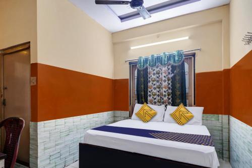 Ein Bett oder Betten in einem Zimmer der Unterkunft SPOT ON Hotel Swamy Lodge