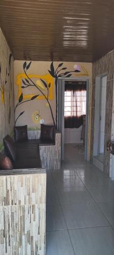 una sala de estar con una pintura en la pared en Kitnet mobiliada, quarto, banheiro, cozinha americana, en Luziânia