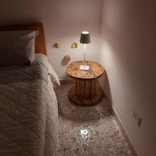 een slaapkamer met een tafel naast een bed bij Camera Brupier in Ruvo di Puglia