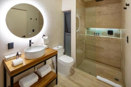 bagno con lavandino e doccia di Bunah Tulum -Distinctive Hotels- a Tulum