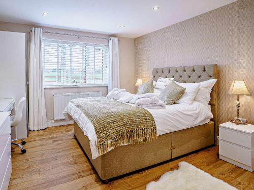a bedroom with a large bed and a window at 2 bed in Aberaeron 75211 in Mydroilin