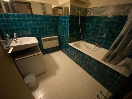 ein Badezimmer mit einem Waschbecken, einer Badewanne und einem WC in der Unterkunft Studio Châtel, 1 pièce, 4 personnes - FR-1-693-67 in Châtel