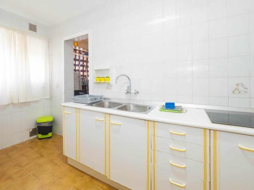 Kuchyň nebo kuchyňský kout v ubytování Mshome Playa Rincon con Piscina