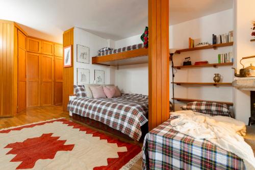 1 Schlafzimmer mit 2 Betten und 1 Etagenbett in der Unterkunft BeSt Riccio in Sestriere