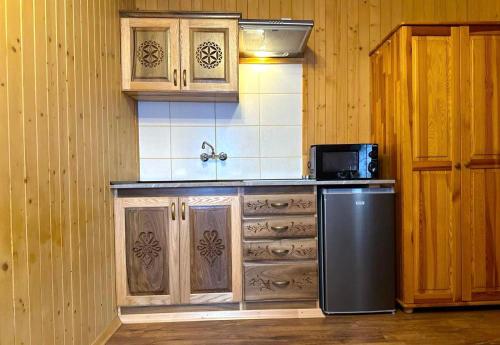 Kuchyňa alebo kuchynka v ubytovaní Apartament 2-4 osobowy - Wesoła Chatka - Krupówki 37b - CENTRUM