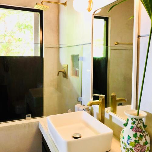 Un baño de The Hill Panama