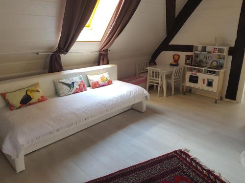 - un salon avec un canapé blanc et des oreillers dans l'établissement Traumhafte Maisonette-Wohnung im Schwarzwald, à Freudenstadt