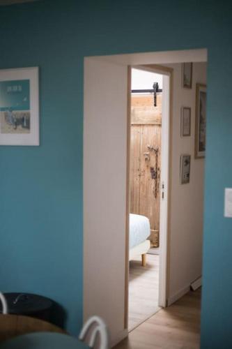 une pièce avec une porte menant à une chambre dans l'établissement Maupiti proche Etretat et Fécamp, à Vattetot-sur-Mer