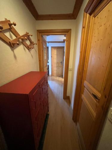 Cette chambre dispose d'un couloir avec un comptoir rouge. dans l'établissement Adorable 30m2 Coeur de Val 1 chambre 2 lits, à Val dʼIsère