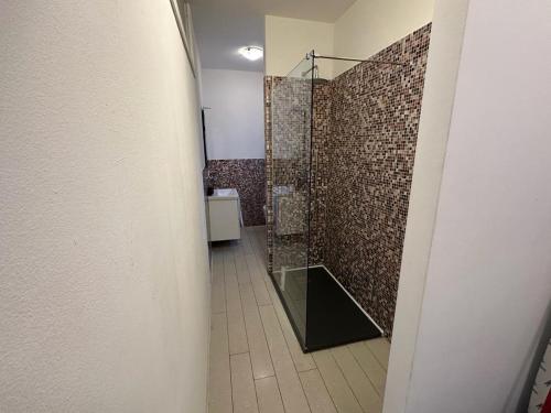 baño con ducha a ras de suelo junto a un lavabo en appartamento elegante in centro, en Udine