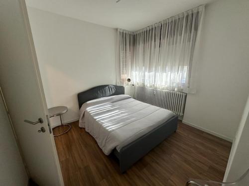 a small bedroom with a bed and a window at appartamento elegante in centro in Udine