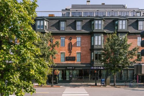 un gran edificio de ladrillo rojo en una calle de la ciudad en Sonder 907 Main, en Cambridge