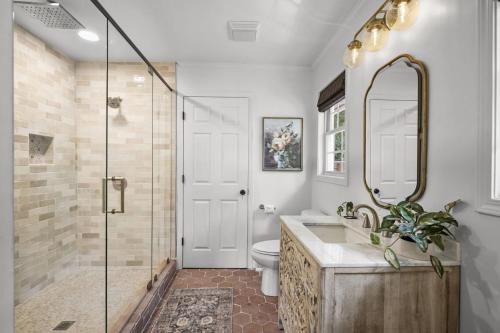 y baño con ducha, lavabo y aseo. en Hummingbird Home by AvantStay Boat House Dock, en Statesville